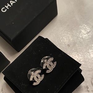 Perite CHANEL EARRINGS authentic in silver tone + crystals